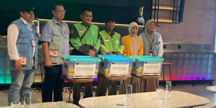 Para pengelola Dompet Dhuafa saat melakukan kampanye program dengan tema kekinian selama Ramadan. (Dok/Dompet Dhuafa)