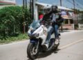 Tips Aman Berkendara untuk Jaga Keseimbangan Sepeda Motor saat Berboncengan 18 Pengendara sepeda motor Honda saat berboncengan dengan posisi baik serta menggunakan pakaian safety riding. (Honda Banten untuk Banten Raya)