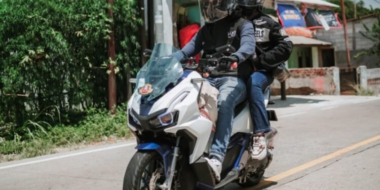 Pengendara sepeda motor Honda saat berboncengan dengan posisi baik serta menggunakan pakaian safety riding. (Honda Banten untuk Banten Raya)