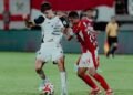 Pemain Persija Jakarta Mauro Zijlstra berebut bola saat duel lawan Bali United FC di Stadion Kapten I Wayan Dipta, Gianyar, Bali, pekan lalu. (Instagram @persija)