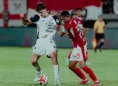 Pemain Persija Jakarta Mauro Zijlstra berebut bola saat duel lawan Bali United FC di Stadion Kapten I Wayan Dipta, Gianyar, Bali, pekan lalu. (Instagram @persija)