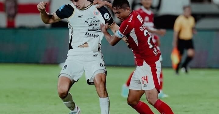 Persija Jakarta Vs PSM Makassar, Ujian Konsistensi Macan Kemayoran di Kandang 1 Pemain Persija Jakarta Mauro Zijlstra berebut bola saat duel lawan Bali United FC di Stadion Kapten I Wayan Dipta, Gianyar, Bali, pekan lalu. (Instagram @persija)