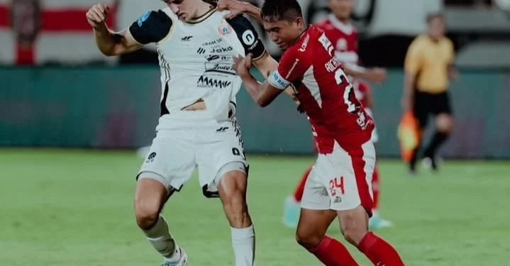 Pemain Persija Jakarta Mauro Zijlstra berebut bola saat duel lawan Bali United FC di Stadion Kapten I Wayan Dipta, Gianyar, Bali, pekan lalu. (Instagram @persija)