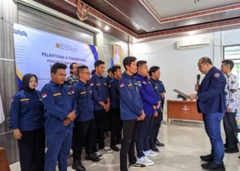 Ketua Karang Taruna Kabupaten Serang Bahrul Ulum membacakan teks pelantikan pengurus karang taruna Kecamatan Puloampel, Selasa 17 Februari 2026.