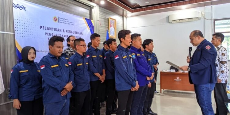 Resmi Dilantik, Karang Taruna Puloampel Langsung Fokus Tangani Sampah 1 Ketua Karang Taruna Kabupaten Serang Bahrul Ulum membacakan teks pelantikan pengurus karang taruna Kecamatan Puloampel, Selasa 17 Februari 2026.