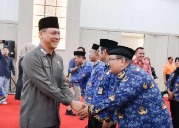 Ilustrasi : Sekda Banten Deden Apriandhi saat bersalaman dengan para ASN di lingkungan Pemprov Banten. (dok. Raffi/Banten Raya)