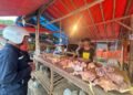 Warga ramai-ramai membeli daging ayam di Pasar Kranggot, Kota Cilegon menjelang puasa Ramadan, Rabu 18 Februari 2026. (Tia/Bantenraya.com)