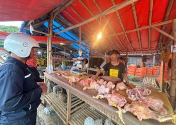 H-1 Ramadan, Harga Ayam dan Daging di Pasar Kranggot Cilegon Bikin Dompet Makin Kering 6 Warga ramai-ramai membeli daging ayam di Pasar Kranggot, Kota Cilegon menjelang puasa Ramadan, Rabu 18 Februari 2026. (Tia/Bantenraya.com)
