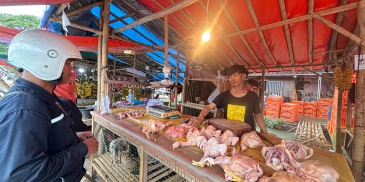 Warga ramai-ramai membeli daging ayam di Pasar Kranggot, Kota Cilegon menjelang puasa Ramadan, Rabu 18 Februari 2026. (Tia/Bantenraya.com)
