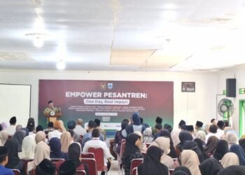 Direktur FPTP KH Saifullah Ma’shum memberikan arahan dalam kegiatan pemberdayaan pesantren bertajuk Empower Pesantren One Day Real Impact di Ponpes Labibah Muawanah Malnu Menes, Kecamatan Menes, Kabupaten Pandeglang, Rabu 18 Februari 2026. (Dokumentasi Bantenraya.com)