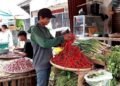 Penjual sayuran tengah melayani pembeli di Pasar Badak Pandeglang, Rabu 18 Februari 2026. Harga cabai dan bawang merah mengalami kenaikan jelang Ramadan. (Dokumentasi Bantenraya.com)