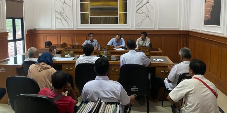 Komisi II DPRD Kabupaten Pandeglang memanggil Dinas Koperasi UMKM Diskoperindag Pandeglang membahas dugaan pungli lapak pedagang Pasar Arta Buana, Rabu 18 Februari 2026. (Dokumentasi Bantenraya.com)