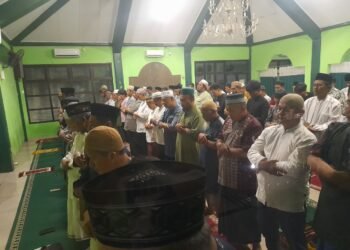 Warga Muhammadiyah di Kota Cilegon melakukan Salat Tarawih, Selasa 17 Februari 2026. (Dokumentasi Bantenraya.com)