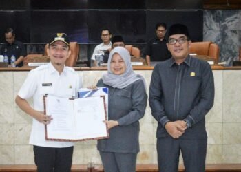 Bupati Lebak Hasbi Asyidiki Jayabaya dan Ketua DPRD Lebak Juwita Wulandari berfoto usai paripurna Penyampaian Pokir DPRD Kabupaten Lebak terhadap Rancangan Kerja Pemerintah Daerah tahun 2027, Rabu 18 Februari 2026. (Aldi Setiawan/Bantenraya.com)