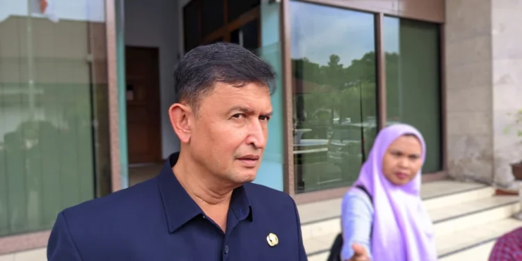 Sekda Kabupaten Serang Zaldi Dhuhana saat diwawancarai wartawan, Rabu 18 Februari 2026. Ia memastikan gaji guru PPPK Paruh Waktu mulai dibahas bersama DPRD. (Andika/Bantenraya.com)