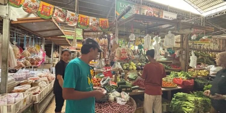 Disperindag Berani Deklarasi, Pasar Blok F Cilegon Segera Bebas Rentenir Bank Keliling 1 Para pedagang di Pasar Blok F Kota Cilegon saat melayani para pembeli, Rabu 18 Februari 2026. (Tia/Bantenraya.com)