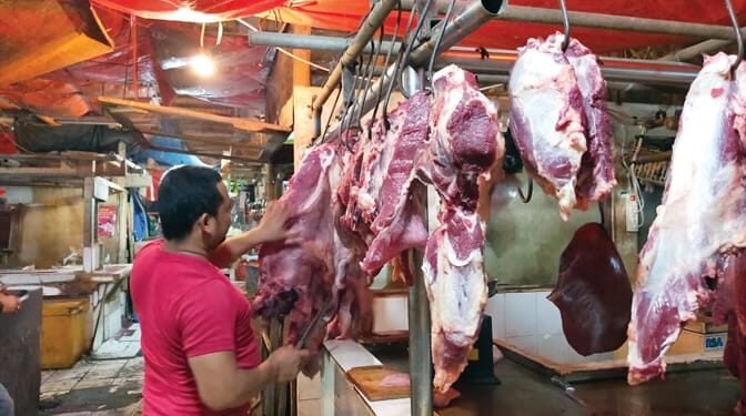 Tak Surutkan Niat Belanja Warga, Harga Daging Sapi Tembus Rp150 Ribu per Kilogram Awal Ramadan 1 Salah satu lapak daging sapi di Pasar Rangkasbitung, Rabu 18 Februari 2026. Harga daging sapi melonjak jelang bulan suci. (Aldi Setiawan/Bantenraya.com)