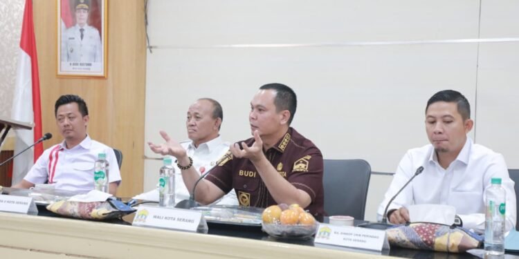 Walikota Serang Budi Rustandi menyampaikan sambutan dalam acara rapat bersama Koperasi Merah Putih di Setda Puspemkot Serang, Rabu 18 Februari 2026. (Dokumentasi Prokopim Setda Kota Serang)