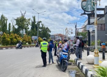 Polres Cilegon Siapkan 60 Personel Antisipasi Kepadatan Lalu Lintas Jelang Waktu Berbuka 6 Anggota Polres Cilegon saat melakukan penertiban lalu lintas di Jalan Protokol Cilegon, beberapa waktu lalu. (Tia/Banten Raya)