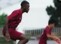 Dua pemain Persis Solo FC jumping saat sesi latihan jelang menjamu PSBS Biak laga pekan ke-22 BRI Super League 2025-2026. (Instagram @persisofficial)