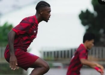 Dua pemain Persis Solo FC jumping saat sesi latihan jelang menjamu PSBS Biak laga pekan ke-22 BRI Super League 2025-2026. (Instagram @persisofficial)