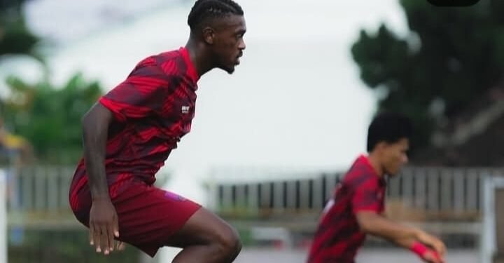 Dua pemain Persis Solo FC jumping saat sesi latihan jelang menjamu PSBS Biak laga pekan ke-22 BRI Super League 2025-2026. (Instagram @persisofficial)
