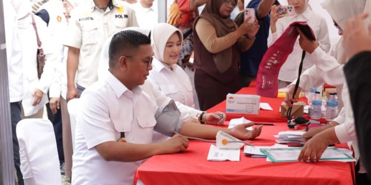 Hipertensi dan Diabetes Dominasi Hasil CKG di Banten, Banyak Warga Usia Produktif Jadi Penderita 1 Gubernur Banten Andra Soni saat mengikuti cek kesehatan gratis atau CKG di Pos Kesehatan Merah Putih Taman Sari, Kota Serang, belum lama ini. (dok Pemprov Banten)