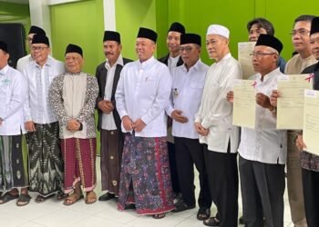 Menteri ATR/BPN dan Gubernur Banten saat menyerahkan sertifikat tanah wakaf di kantor MUI Provinsu Banten. Jumat, 20 Februari 2026. (Raffi/Bantenraya.com)