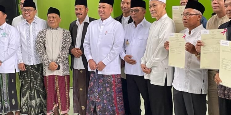 Menteri ATR/BPN dan Gubernur Banten saat menyerahkan sertifikat tanah wakaf di kantor MUI Provinsu Banten. Jumat, 20 Februari 2026. (Raffi/Bantenraya.com)