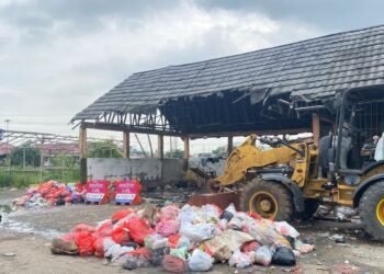 Suasana di Pasar Kranggot Cilegon yang terdapat penumpukan sampah, Jumat, 20 Februari 2026. (Tia/Banten Raya)