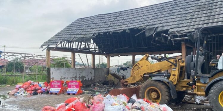 Suasana di Pasar Kranggot Cilegon yang terdapat penumpukan sampah, Jumat, 20 Februari 2026. (Tia/Banten Raya)
