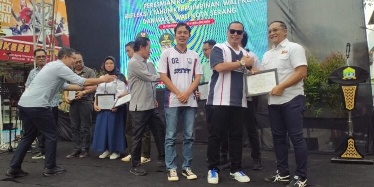 Walikota Serang Budi Rustandi didampingi Wakil Walikota Serang Nur Agis Aulia memberikan penghargaan kepada OPD yang telah mendukung 13 program Budi-Agis di 1 tahun kinerjanya pada peresmian Kawasan Royal Baroe, Kota Serang, Jumat 20 Februari 2026. (Harir Baldan/Bantenraya.com)