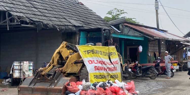 Tumpukan sampah terlihat di Pasar Kranggot, Kota Cilegon, belum lama ini. Kini Pemkot Cilegon siapkan sanksi sosial bagi pembuang sampah sembarangan. (Tia/Bantenraya.com)