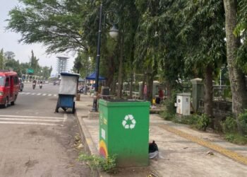Salah satu tempat sampah yang ada di Jalan Protokol Cilegon, Minggu 22 Februari 2026. (Tia/Bantenraya.com)