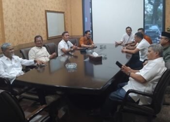 Suasana penyampaian pembekuan pengurus Kadin Kota Cilego oleh Kadin Banten, kemarin. (Dokumen Kadin Provinsi Banten)