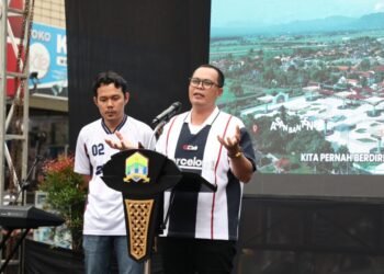 Satu Tahun Kepemimpinan Budi-Agis, Satu Arah Kemajuan: Ekonomi Mandiri Untuk Kesejahteraan Masyarakat Kota Serang 5 Walikota Serang Budi Rustandi didampingi Wakil Walikota Serang Nur Agis Aulia dalam acara refleksi satu tahun memimpin Kota Serang di acara peresmian Kawasan Royal Baroe, Kota Serang, Jumat 20 Februari 2026. (Dokumentasi Prokopim Setda Kota Serang untuk Bantenraya.com)