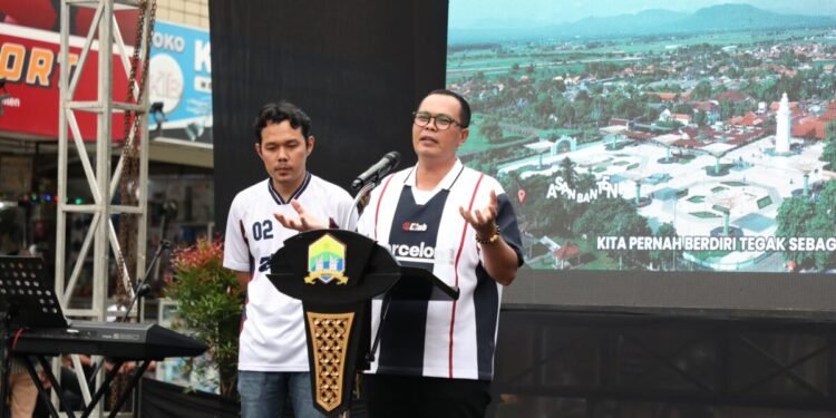 Walikota Serang Budi Rustandi didampingi Wakil Walikota Serang Nur Agis Aulia dalam acara refleksi satu tahun memimpin Kota Serang di acara peresmian Kawasan Royal Baroe, Kota Serang, Jumat 20 Februari 2026. (Dokumentasi Prokopim Setda Kota Serang untuk Bantenraya.com)