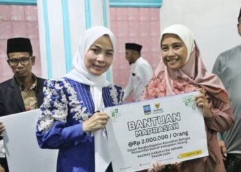 Bupati Serang Ratu Rachmatuzakiyah menyerahkan bantuan pada kegiatan Ramadan Bahagia di Desa Kabuyutan, Kecamatan Tirtayasa pada Sabtu, 21 Februari 2026. (andika/Bantenraya.com)