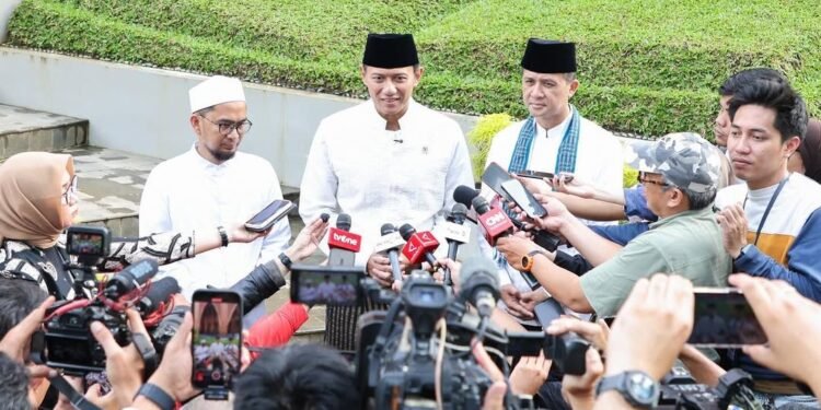 Bertemu Ustaz Adi Hidayat di Pandeglang, AHY Sampaikan Pesan Khusus 1 Menteri Koordinator Bidang Infrastruktur dan Pembangunan Kewilayahan, Agus Harimurti Yudhoyono (AHY) dan Mentrans Muhammad Iftitah Sulaiman Suryanagara meninjau Ponpes MIRA Institute milik Ustad Adi Hidayat di Desa Tapos, Kecamatan Cadasari, Kabupaten Pandeglang, Sabtu 21 Februari 2026. (Dokumentasi Bantenraya.com)