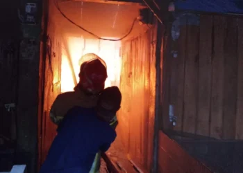 Petugas pemadam kebakaran berupaya memadamkan api yang membakar Kawasan Pasar Labuan, Kecamatan Labuan, Kabupaten Pandeglang terbakar, Minggu 22 Februari 2026 pukul 17.30 WIB.