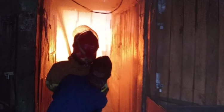 65 Lapak Pedagang Pasar Labuan Pandeglang Terbakar 1 Petugas pemadam kebakaran berupaya memadamkan api yang membakar Kawasan Pasar Labuan, Kecamatan Labuan, Kabupaten Pandeglang terbakar, Minggu 22 Februari 2026 pukul 17.30 WIB.