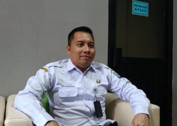 Sekretaris BPKAD Kabupaten Serang Agus Firdaus saat ditemui di ruang kerjanya, pekan kemarin. Ia menegaskan jika THR ASN Pemkab Serang belum bisa cair. (Andika/Bantenraya.com)
