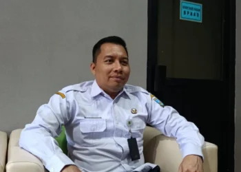 Sekretaris BPKAD Kabupaten Serang Agus Firdaus saat ditemui di ruang kerjanya, pekan kemarin. Ia menegaskan jika THR ASN Pemkab Serang belum bisa cair. (Andika/Bantenraya.com)
