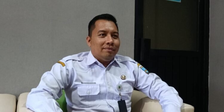 Maaf! THR ASN Pemkab Serang Belum Bisa Cair, Ini Alasannya 1 Sekretaris BPKAD Kabupaten Serang Agus Firdaus saat ditemui di ruang kerjanya, pekan kemarin. Ia menegaskan jika THR ASN Pemkab Serang belum bisa cair. (Andika/Bantenraya.com)