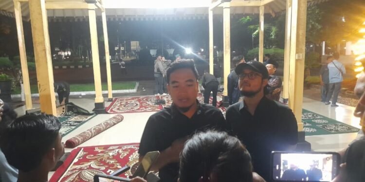 Walikota Cilegon Robinsar saat menyampaikan pandangan bakal fokus benahi BUMD, kemarin. (Uri/Bantenraya.com)