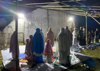 Para warga Perumahan Bukit Cinangka, Kabupaten Serang melaksanakan ibadah salat tarawih di lahan kosong, pada Minggu 22 Februari 2026. (Andika/Bantenraya.com)