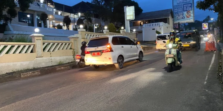 Kecelakaan yang melibatkan tukang ojek dan bocah SD di Gardu Tanjak, Pandeglang. (Yanadi/Bantenraya.com)