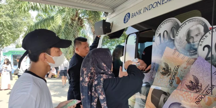 Jadwal Penukaran Uang Baru dari BI Periode ke-2 Wilayah Banten pada Ramadan 2026 1 Antrean masyarakat saat melakukan penukaran uang baru di mobil kas keliling. (Raden/Bantenraya.com)