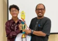 Cerita Juara Pemuda Pelopor Kota Serang 2026 yang Gagas Beragam Gerakan Sosial 5 Juara Pemuda Pelopor Kota Serang 2026 Bidang Sumber Daya Alam, Lingkungan, dan Pariwisata M Ribkhi Aprilaganta (kiri) saat menerima penghargaan dari perwakilan Disparpora Kota Serang. (Dokumentasi Pribadi)