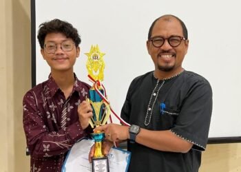 Juara Pemuda Pelopor Kota Serang 2026 Bidang Sumber Daya Alam, Lingkungan, dan Pariwisata M Ribkhi Aprilaganta (kiri) saat menerima penghargaan dari perwakilan Disparpora Kota Serang. (Dokumentasi Pribadi)